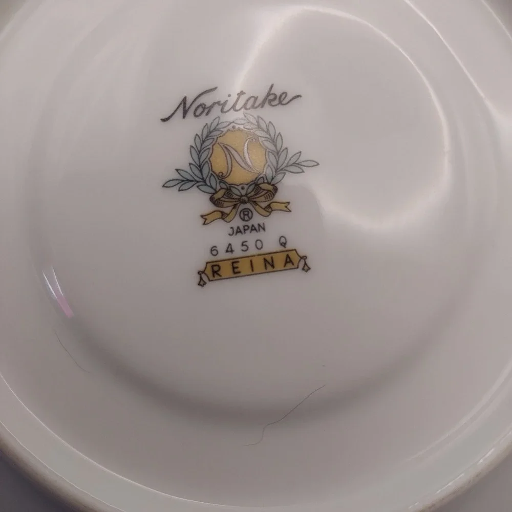 Noritake Reina 6450 Saucers Set of 4 Floral Embossed Platinum‎ Trim